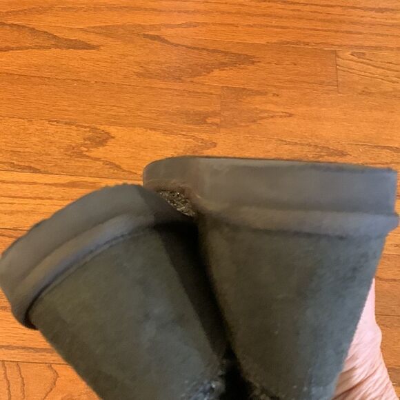 Size 8 sweater boots. Dark gray with some silver threading - Picture 8 of 8